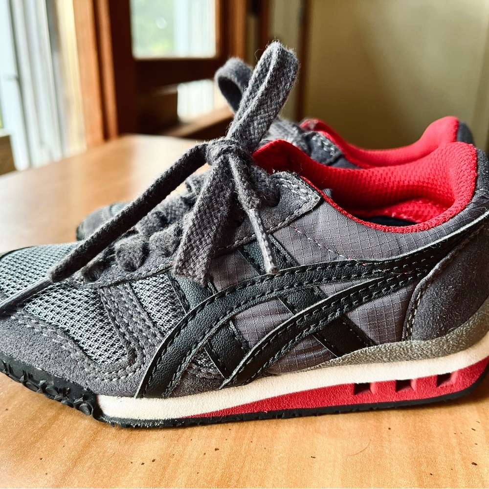 Little kids size K10 sneakers Onitsuka Tiger by ASICS in fantastic condition!